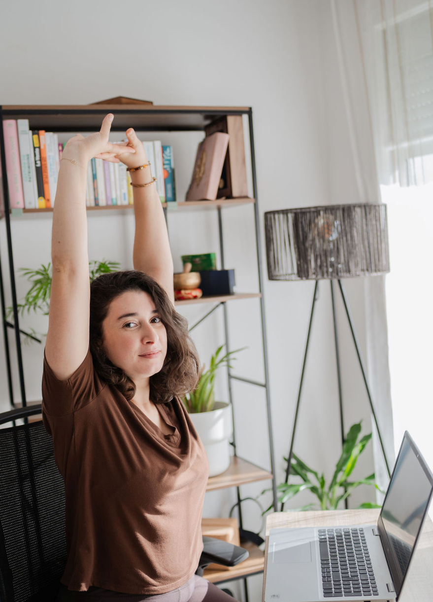 Femme active en posture de yoga douce